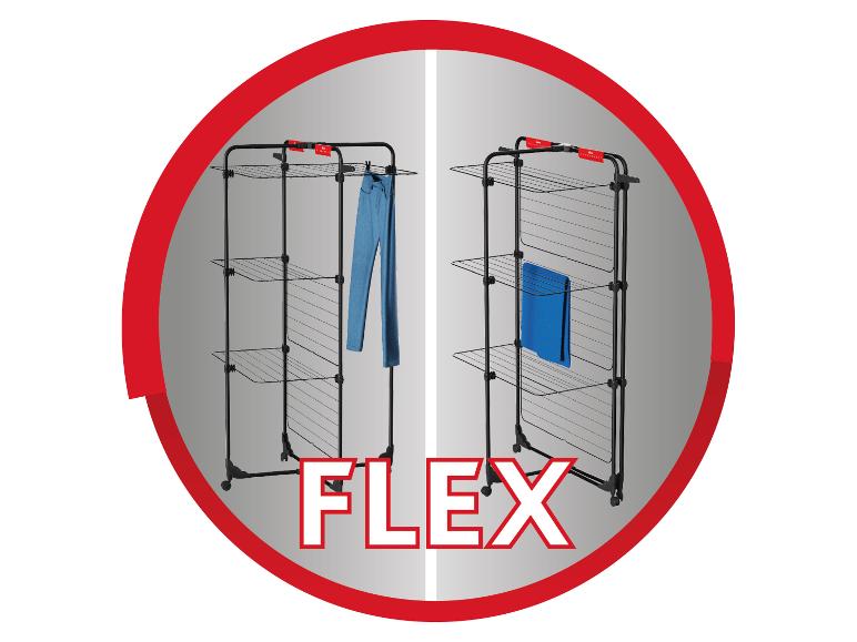 Zwei vertikale Wäscheständer auf Rollen, einer mit blauer Hose, der andere mit blauem Handtuch, mit „FLEX“-Schriftzug.