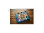 FRANZIS Adventskalender Kinder: Puzzle mit Weihnachtsbaum und Pumuckl auf Holztisch.