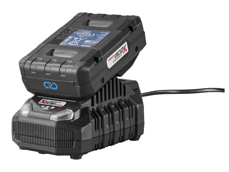 Ein schwarzer Akku für Elektrowerkzeuge wird auf einem schwarzen Ladegerät mit Netzkabel geladen.