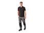 Mann in schwarzem Poloshirt und grauer Arbeitshose.