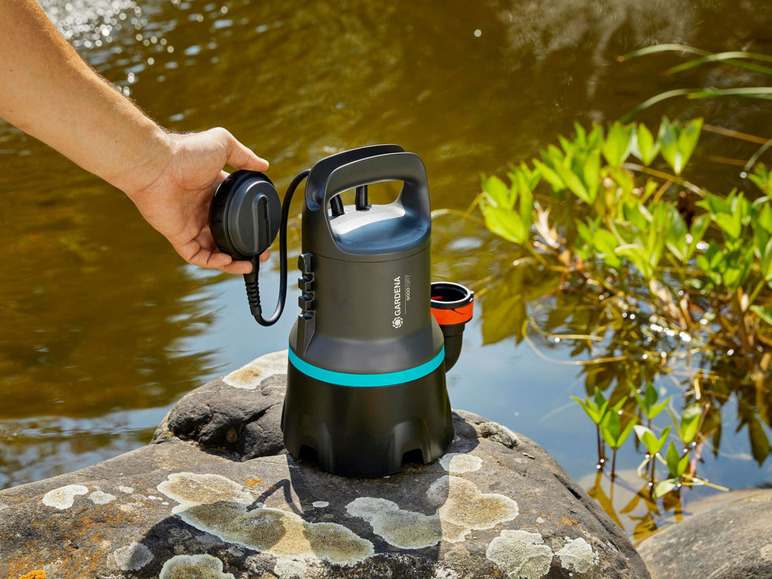 Eine Gardena 9000/4i Teichpumpe mit Filter im Wasser.