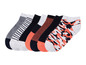 Sechs Paar Socken mit Streifen, einfarbigen und Camouflage-Mustern.
