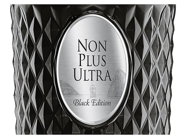 Schwarze Flasche mit geprägtem Muster und silbernem Etikett mit der Aufschrift „NON PLUS ULTRA Black Edition“ und einem Schiff.