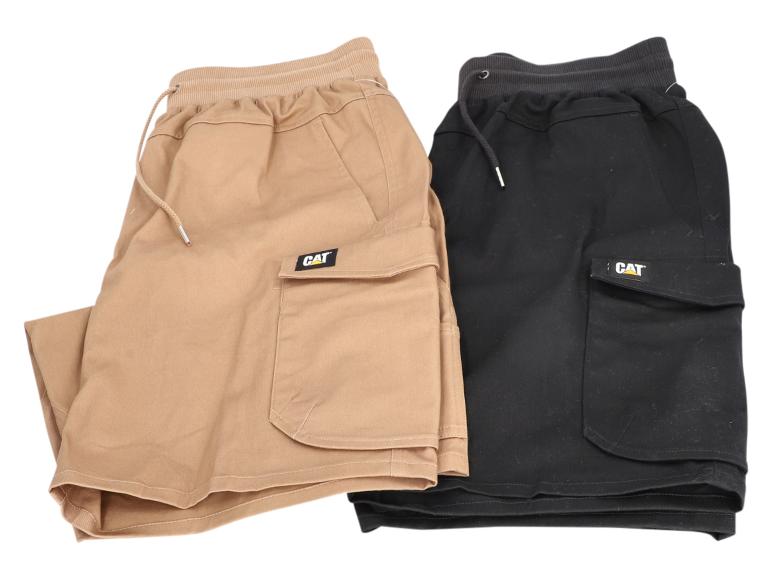 Zwei Cargoshorts, eine beige und eine schwarze, mit elastischem Bund und Kordelzug.
