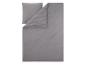 Graues Bettwäsche-Set mit gestreiftem Kissenbezug.