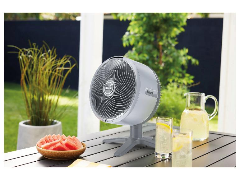 Shark FlexBreeze TableMate FA150EU Akku-Tischventilator auf einem Gartentisch mit Getränken und Obst