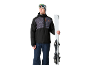 Mann in Skijacke, Hose, Mütze und Skibrille hält Skier.