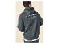 Mann in einem dunkelgrauen Hoodie mit dem Text „THE DENIM CLUB Crafted Garments ORIGINAL DENIMS“ auf dem Rücken.