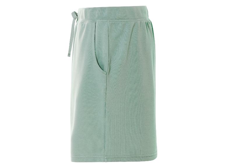 Hellgrüne Jogginghose, kurze Variante, Casual-Stil.