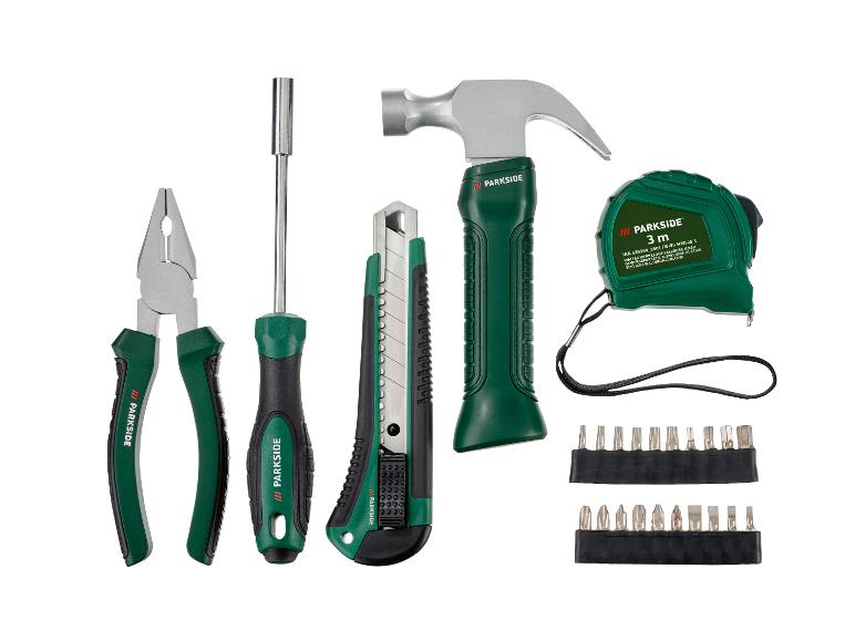 Werkzeugset mit Hammer, Zange, Schraubendreher, Cuttermesser, Maßband und Bits.