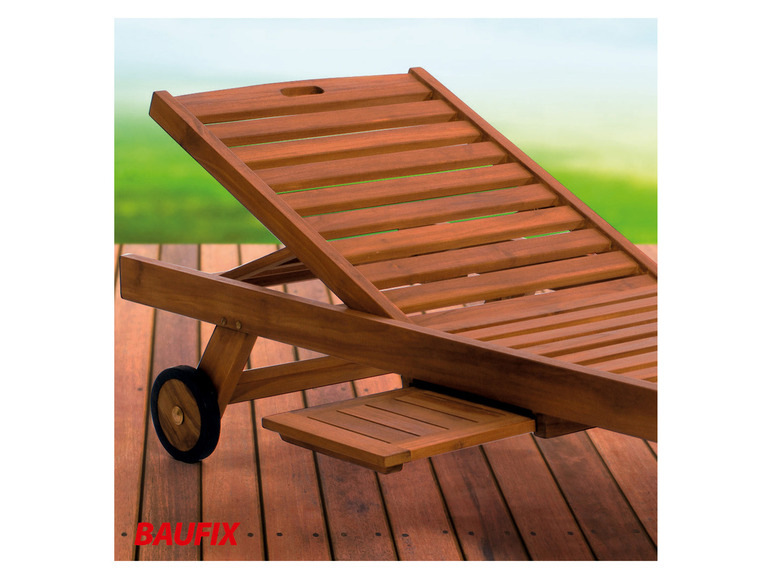 Ein Holz-Liegestuhl mit Rädern und einem kleinen Tisch, der Marke Baufix.