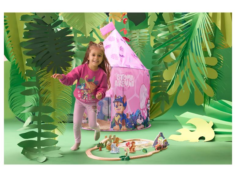 Mädchen in rosa LUPILU® Leggings spielt in einem Kinderzimmer im Dschungel-Stil.