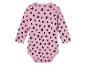 Ein rosa Baby-Body mit langen Ärmeln, schwarzen Punkten und Mickey Mouse-Motiv.