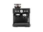 Kaffeemaschine mit integriertem Mahlwerk und Manometer.