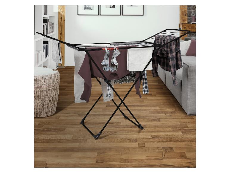 Wäscheständer mit Kleidung im Wohnzimmer.