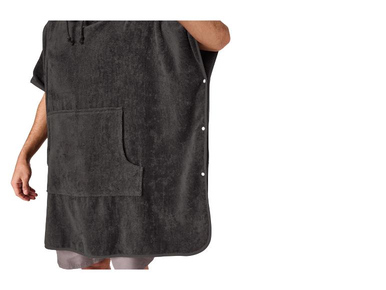 Dunkelgrauer Handtuch-Poncho mit Kapuze und Tasche, mit seitlichen Knöpfen.