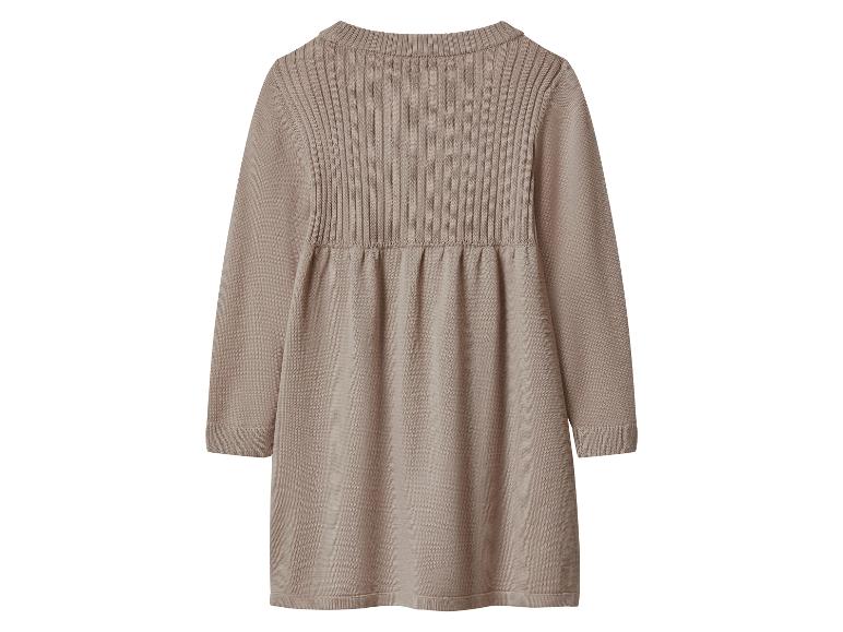 Hellbraunes Strickkleid mit langen Ärmeln und plissierten Details am Rücken