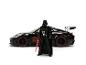 Darth Vader Figur mit rotem Lichtschwert vor einem schwarzen Sportwagen mit roten Akzenten.