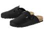 Zwei schwarze Clogs mit Schnalle und Korksohle.
