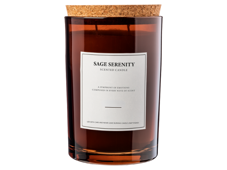 Braune Glasduftkerze mit Korkdeckel, beschriftet mit „Sage Serenity“.