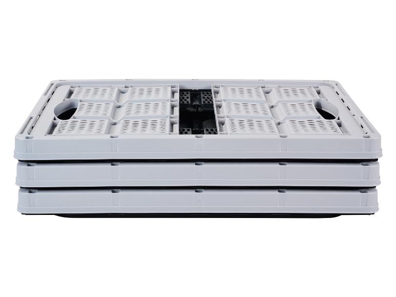 Gestapelte graue faltbare Aufbewahrungskisten auf weißem Hintergrund.