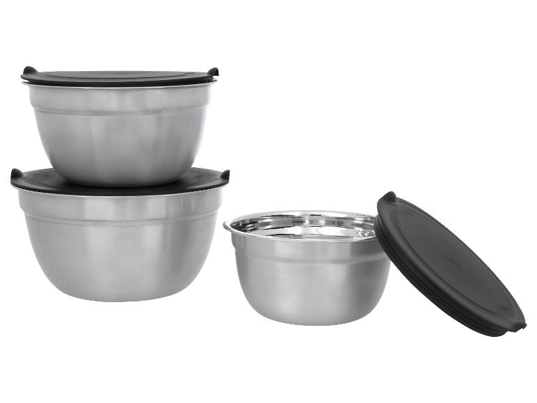 Edelstahl-Rührschüssel-Set mit schwarzen Deckeln, auf weißem Hintergrund