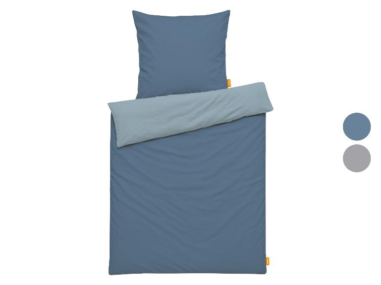 Wendbare Bettwäsche in Blau und Hellblau mit Kissen.