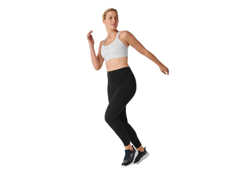 Frau in schwarzen Leggings und Sport-BH.