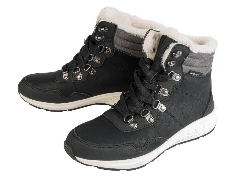 Zwei schwarze, gefütterte Winterstiefel mit Schnürsenkeln.