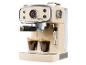 Eine beigefarbene Espressomaschine im Retro-Stil mit Manometer, die zwei Espressos zubereitet.