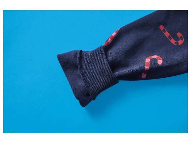 Dunkelblauer Sweatshirt-Ärmel mit roten und rosa Zuckerstangenmustern auf blauem Hintergrund