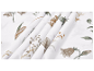 Weißer Stoff mit zartem Blumenmuster in erdigen und grünen Tönen