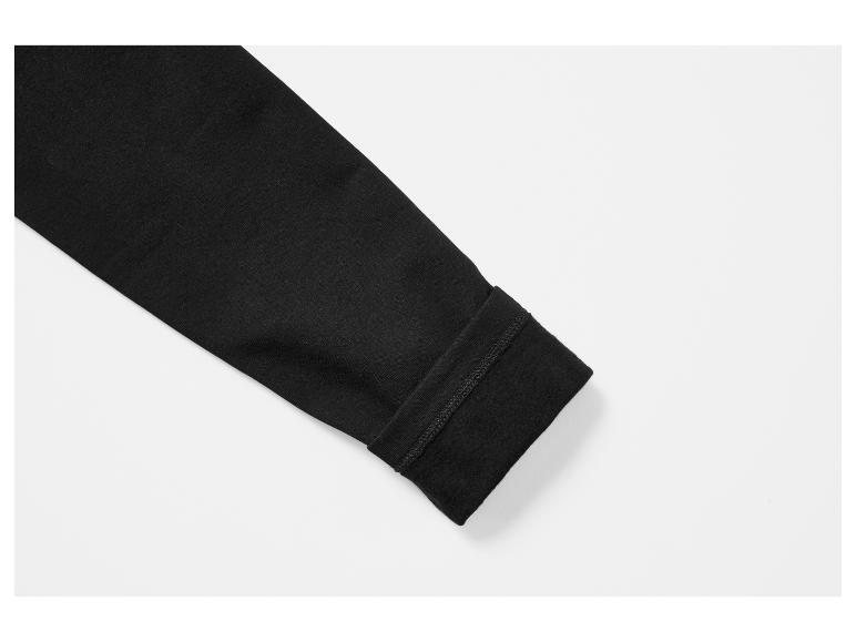 Nahaufnahme eines schwarzen Langarmshirts mit Fleecefutter am Ärmelbündchen.