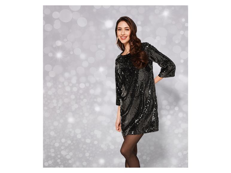 Eine Frau in einem schwarzen Paillettenkleid.