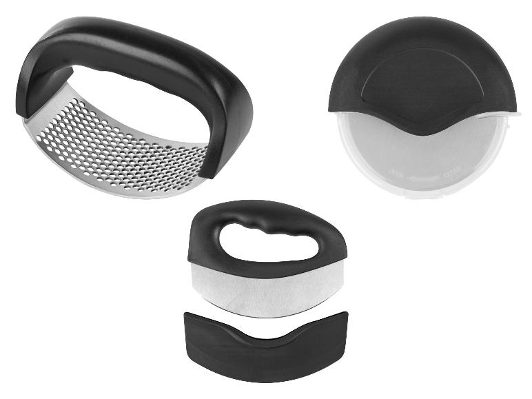 Ein schwarzer Knoblauchpresser und ein schwarzes Pizzamesser.