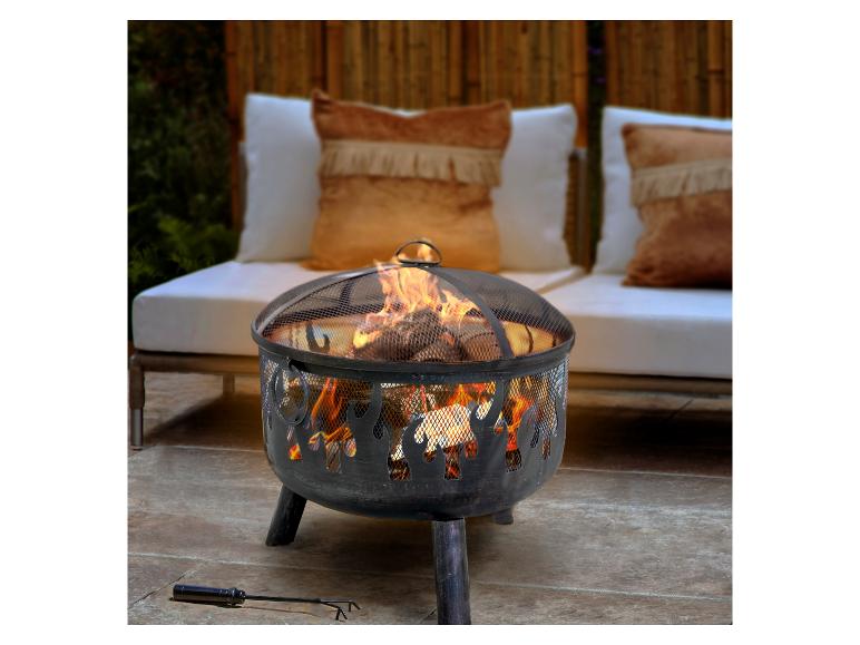 Feuerschale mit Funkenschutz und Schürhaken auf einer Terrasse mit Gartenmöbeln.