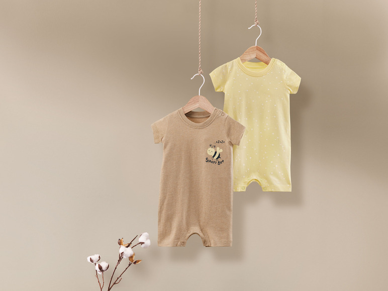 Zwei Baby-Bodys, einer mit einer Biene und einer mit Sternen.