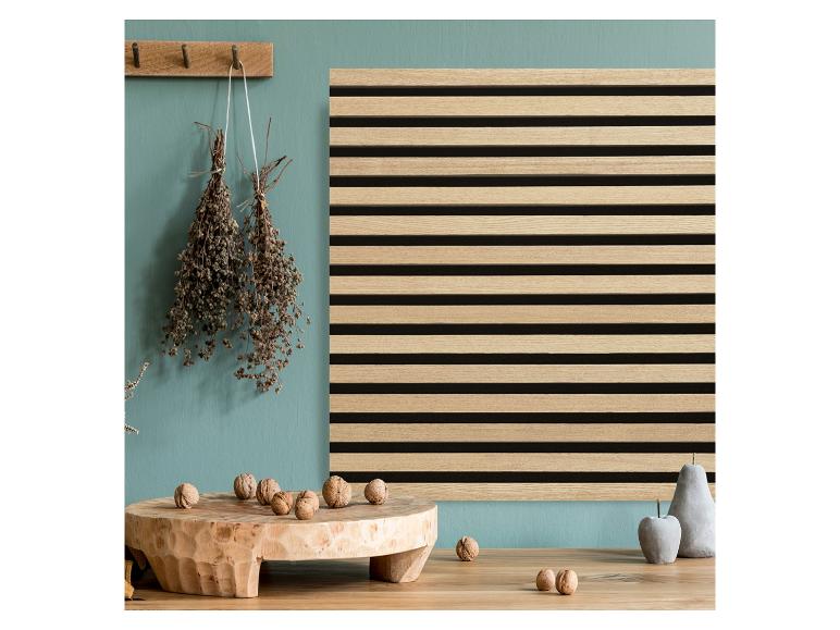 Holzlamellenwandpaneel, getrocknete Kräuter und dekorative Walnüsse auf einem Holzbrett.