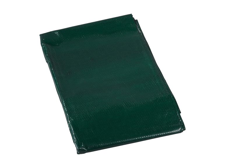 Gefaltete dunkelgrüne Plane mit strukturierter Oberfläche