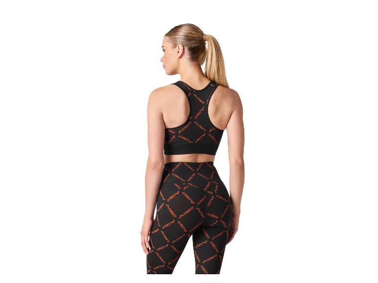 Frau in schwarzem Sport-BH und Leggings mit orangefarbenem Muster, von hinten gesehen.