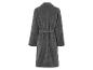 Ein grauer Bademantel mit Gürtel.