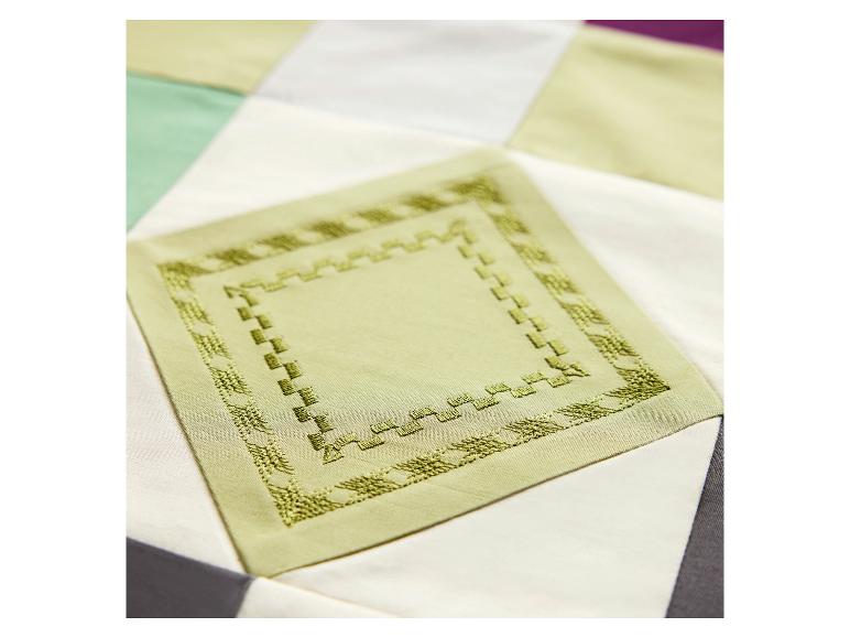 Hellgrünes besticktes Stoffquadrat mit geometrischen Mustern auf einem Patchwork
