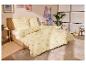 Schlafzimmer mit Bett und gelb-weiß gestreifter Bettwäsche mit Zitronenmotiv.