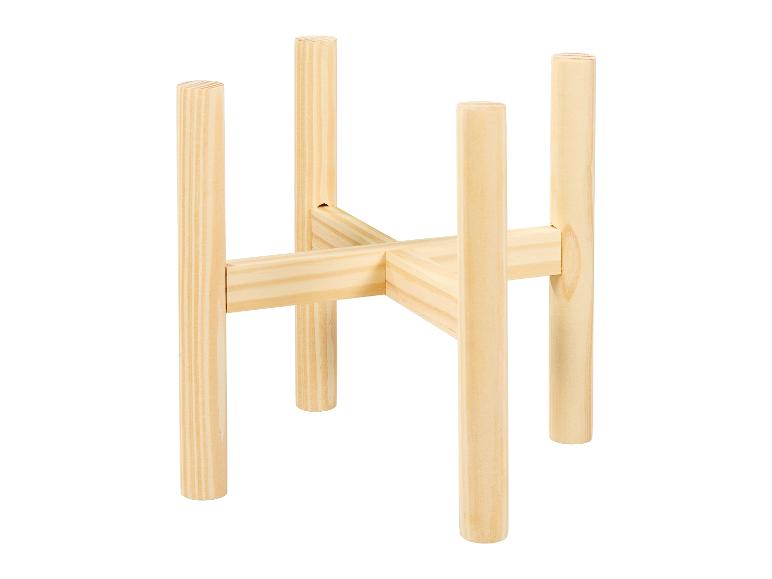 Ein Pflanzenständer aus Holz mit vier Beinen.