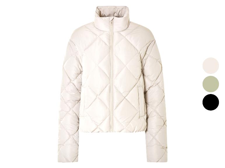 Beige Steppjacke mit Rautenmuster.