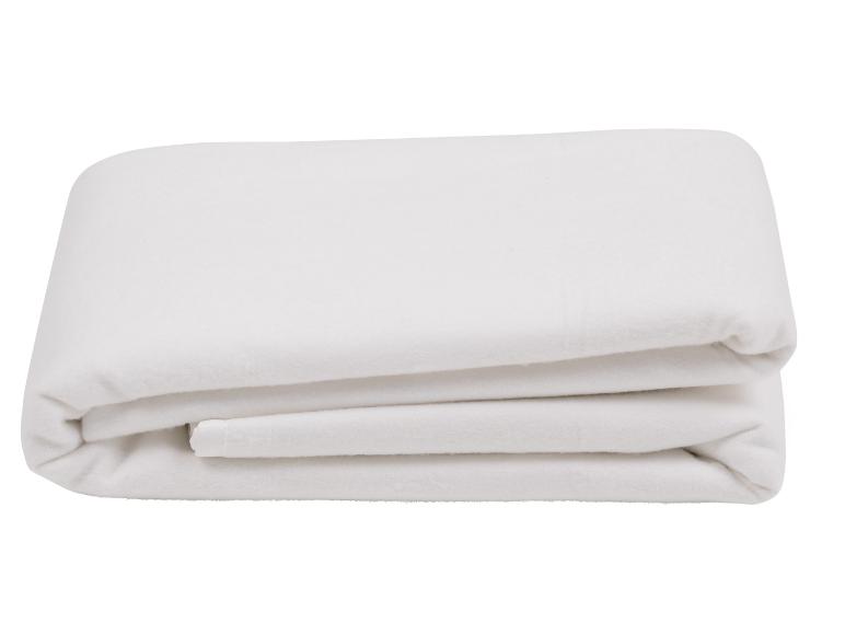 Eine gefaltete weiße Decke auf weißem Hintergrund.