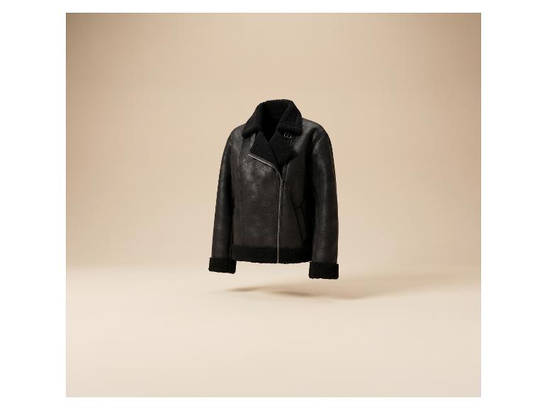 Schwarze Leder-Pilotenjacke mit Lammfellkragen und -bündchen.