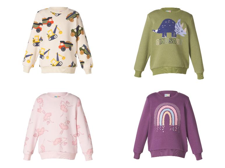 Kinder-Sweatshirts: eines mit Lastwagen und Baggern, eines mit Dinosauriern, eines mit Ballerinas und eines mit einem Regenbogen.