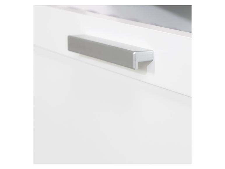 Nahaufnahme eines weißen Schranks mit silbernem Griff.