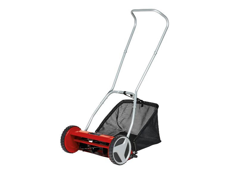 Roter Handrasenmäher mit Grasfangkorb.